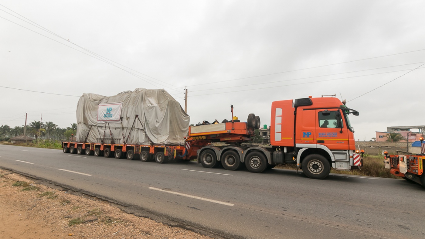 Slideshow Bild - Sechs Triebwerke mussten über eine Gesamtstrecke von rund 1.285 Kilometern vom Hafen Ghanas nach Niger transportiert werden